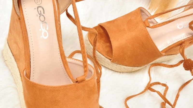 brazowe buty na koturnie